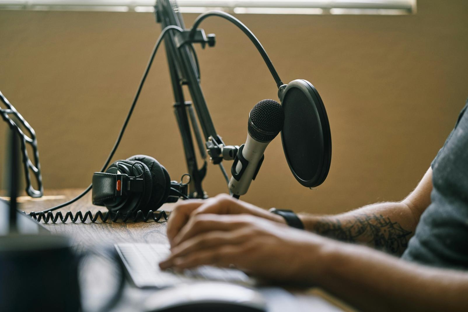 Diskussion über aktuelle Trends im digitalen Journalismus